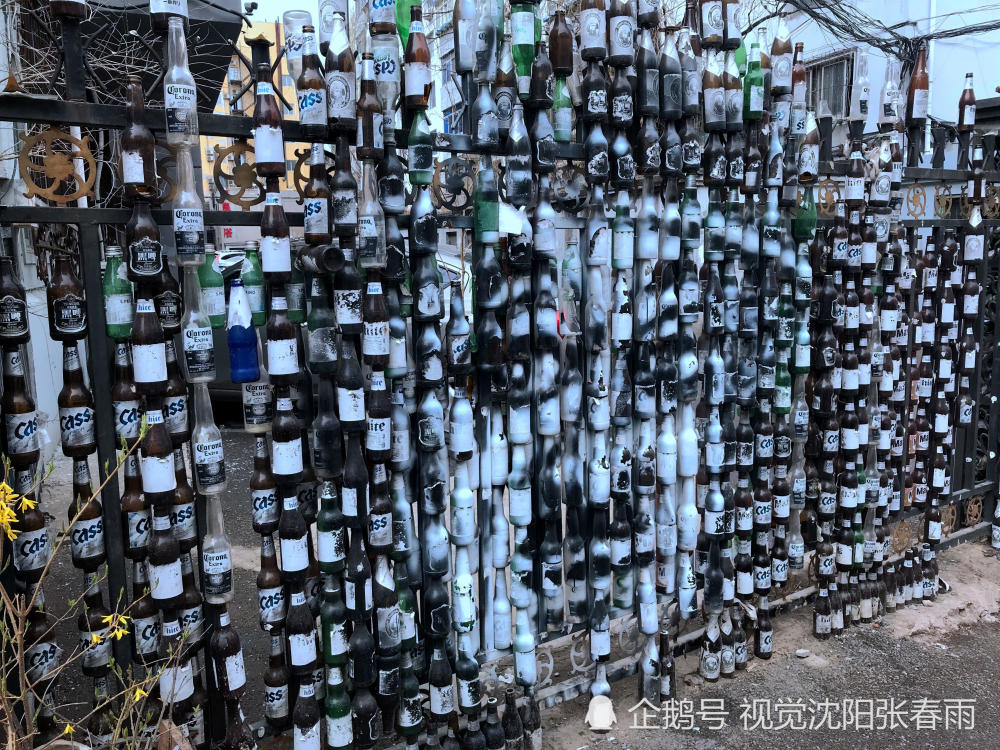 沈阳街头现百余啤酒瓶围墙映出 2米高"卓别林"涂鸦画像栩栩如生