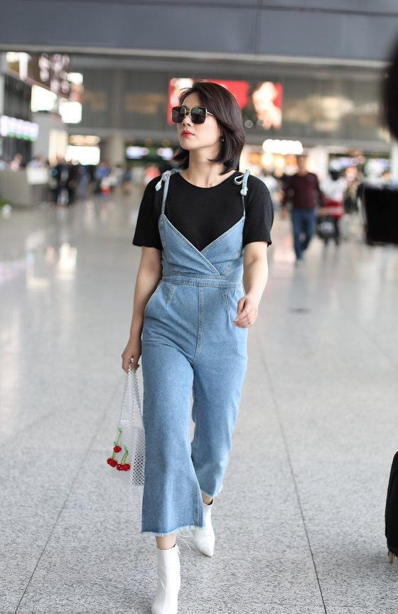 思纯现身机场,穿吊带背带裤赶时髦,网友:微胖女