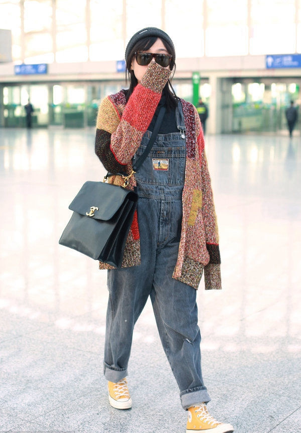 思纯现身机场,穿吊带背带裤赶时髦,网友:微胖女