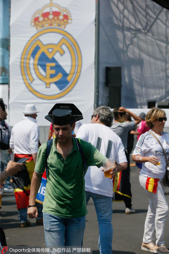 真爱!皇马马竞球迷赛前激情热吻