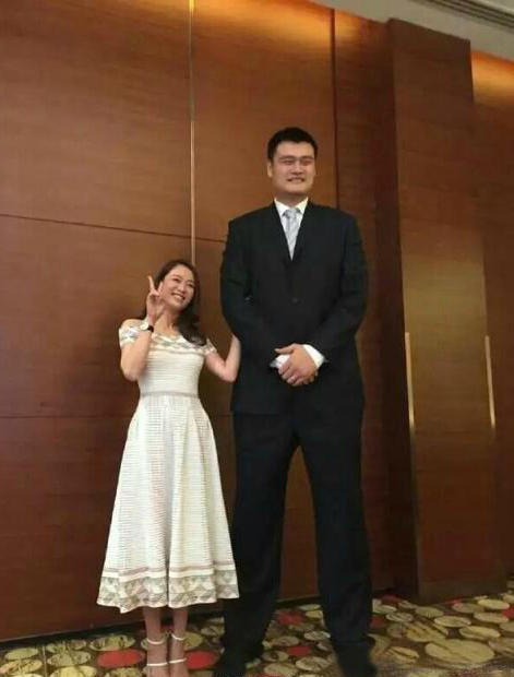 最萌身高差!姚明合影陈乔恩忍俊不禁