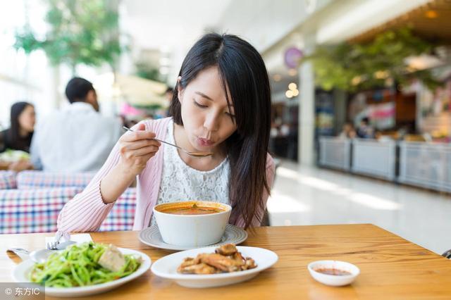 大多白领都没时间做饭,算都在外面吃或者点外卖.