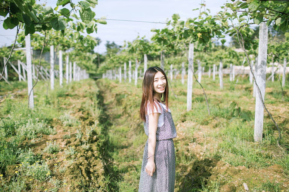 阳光少女田园写真照,连衣裙展现出她完美的线条