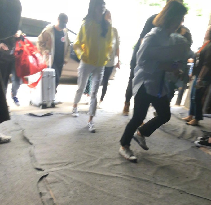 杨幂风波后录制《我是大侦探》睡眼朦胧,四肢