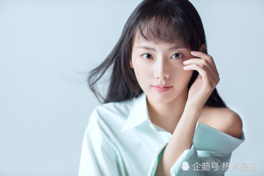 张嘉倪疑似怀二胎,素颜陪闺蜜吃饭孕味十足