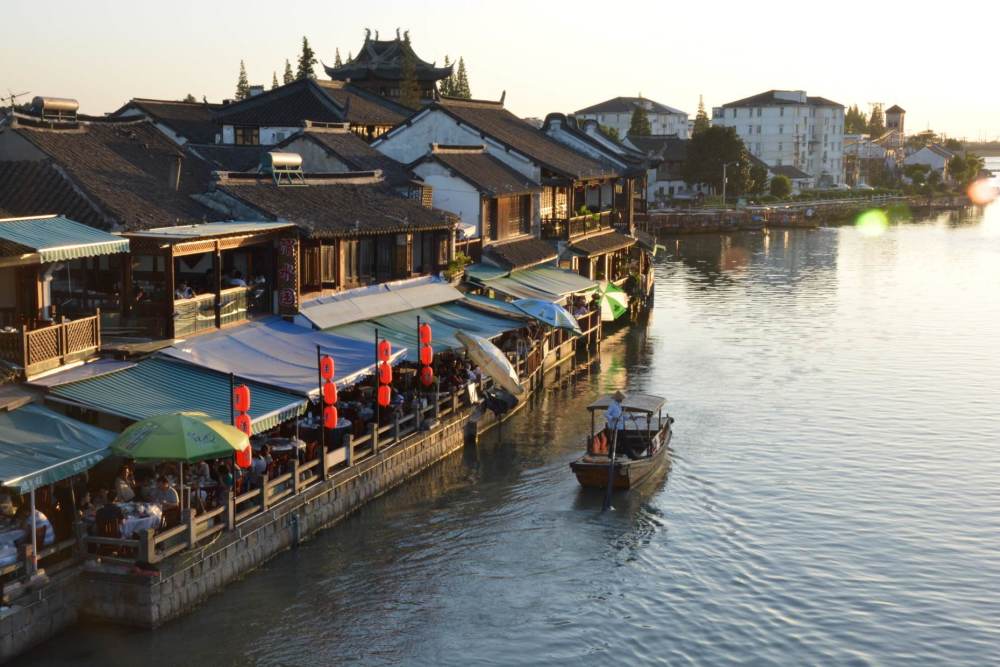 上海很受欢迎的一座古镇,是第一批中国特色小镇,与江苏交界