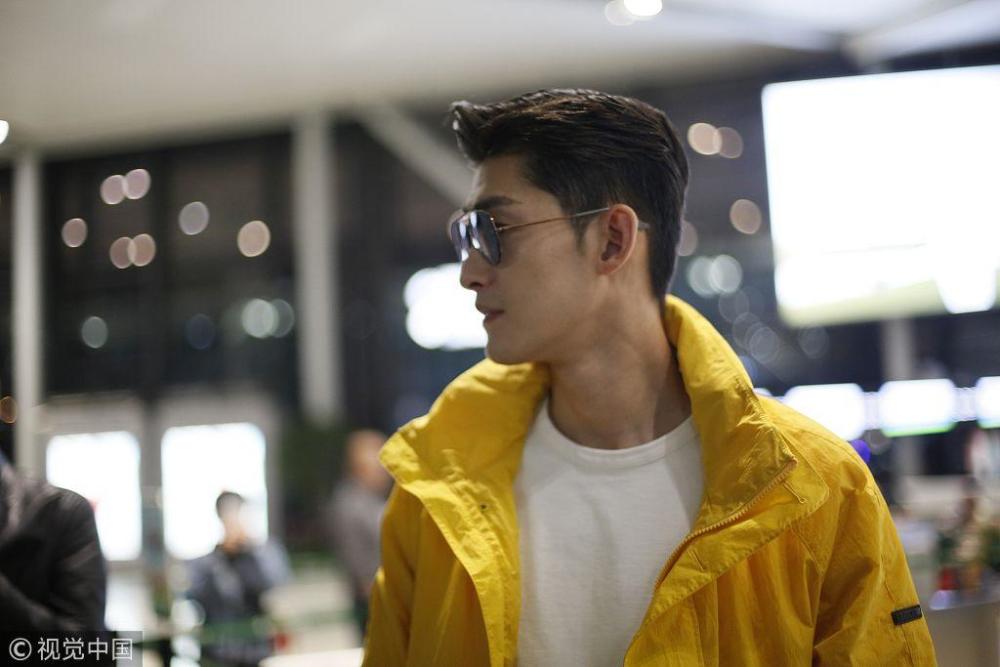 张翰机场露帅笑撩妹 上错车被提醒强装镇定场