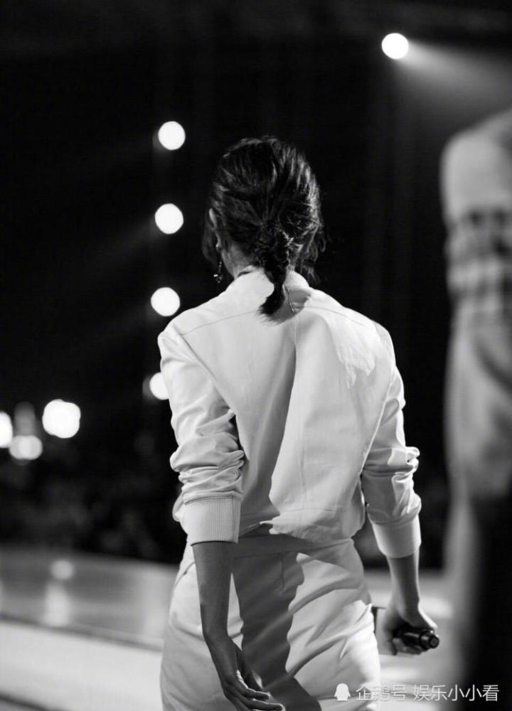 Ella为穿高跟鞋脚后跟磨破,搞怪发文:真怀念当