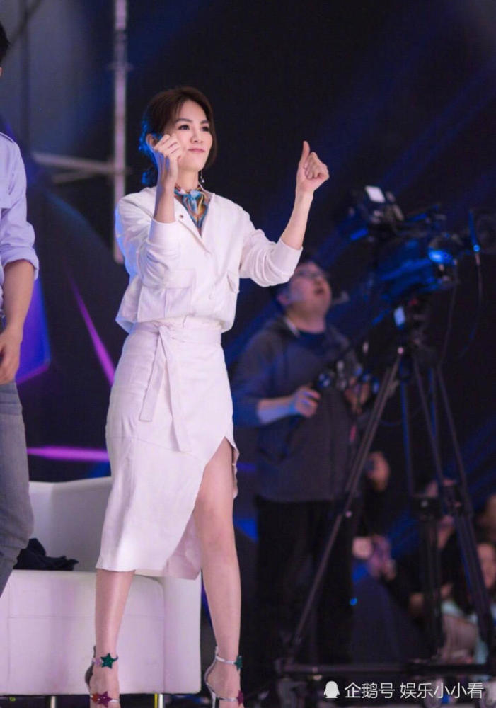 Ella为穿高跟鞋脚后跟磨破,搞怪发文:真怀念当