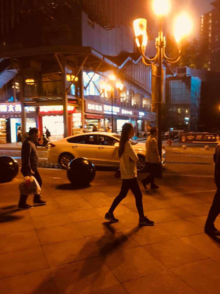 最美实拍重庆夜景 街拍170cm重庆美女 解放碑洪崖洞步行街偶遇辣妹子!