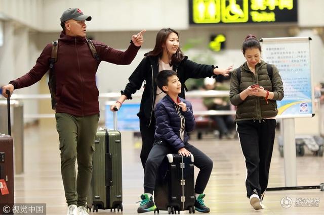 胡军一家四口现身机场爱女九儿长腿抢镜康康坐行李箱搞怪
