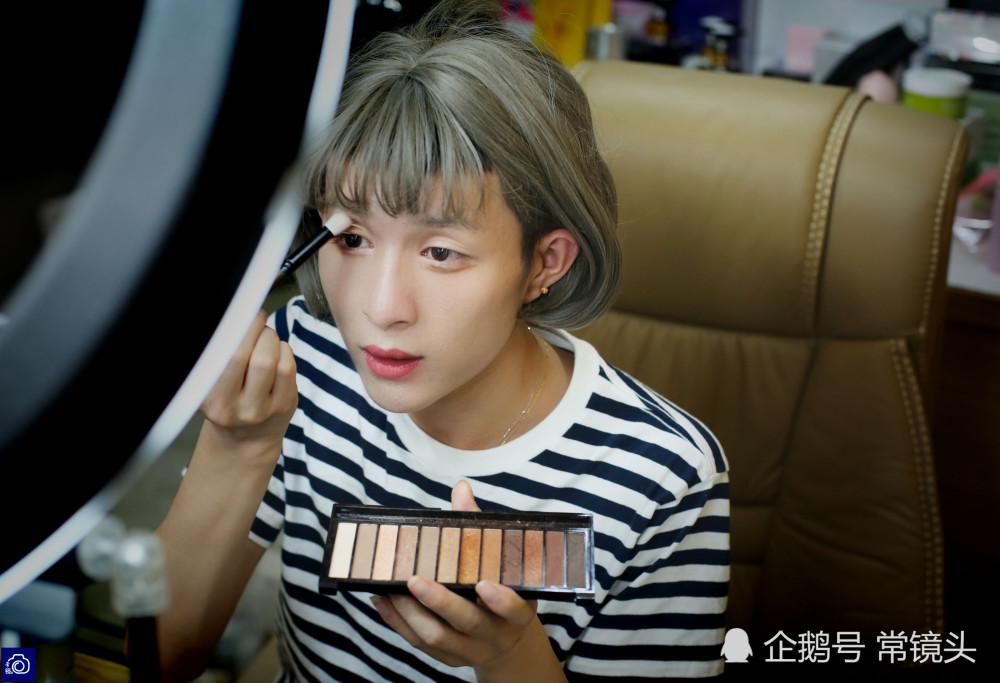 小伙教女孩化妆月入10万,2年给父亲买辆奔驰