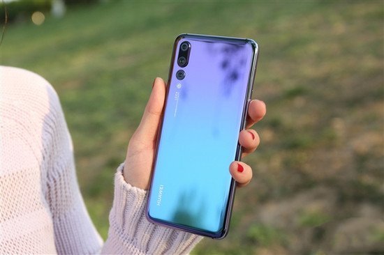 华为P20开卖 三星S8一夜跌破4400?网友:旗舰