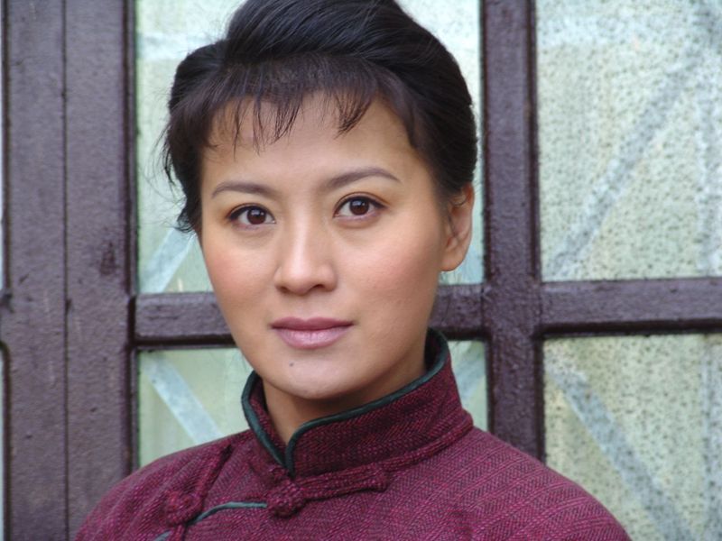 曾与陈道明传绯闻，有两次失败的婚姻，三婚遇上李幼斌生活幸福