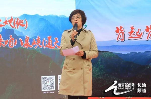 图为:长治市旅发委主任张琼观看表演