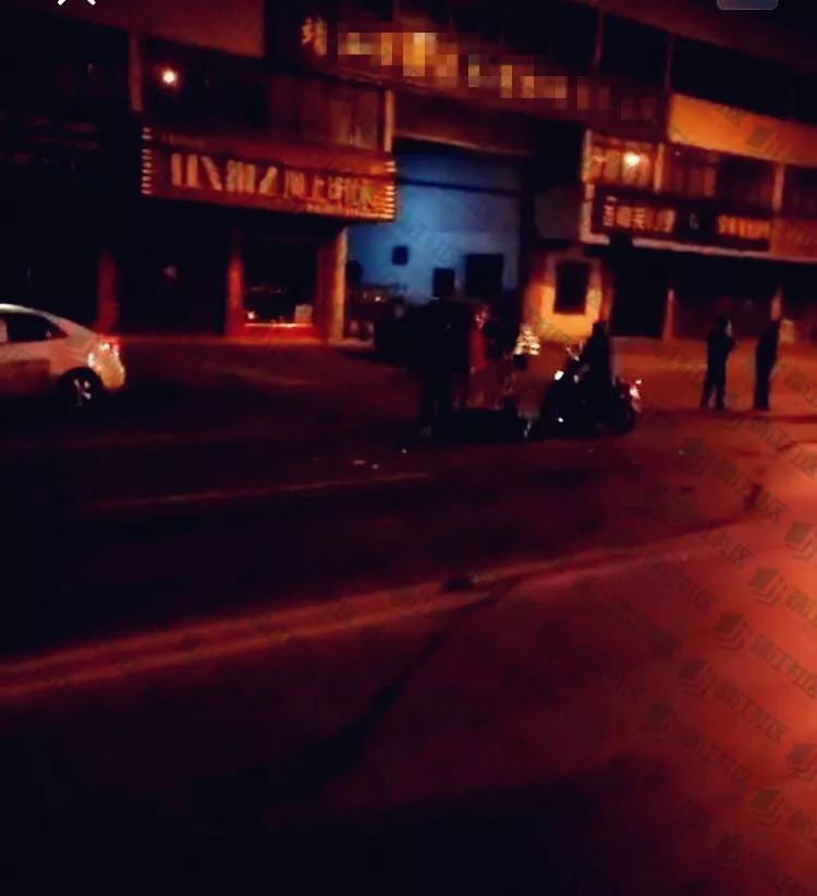 高举手、大叉腿,靖江两男子横躺马路中刷爆朋