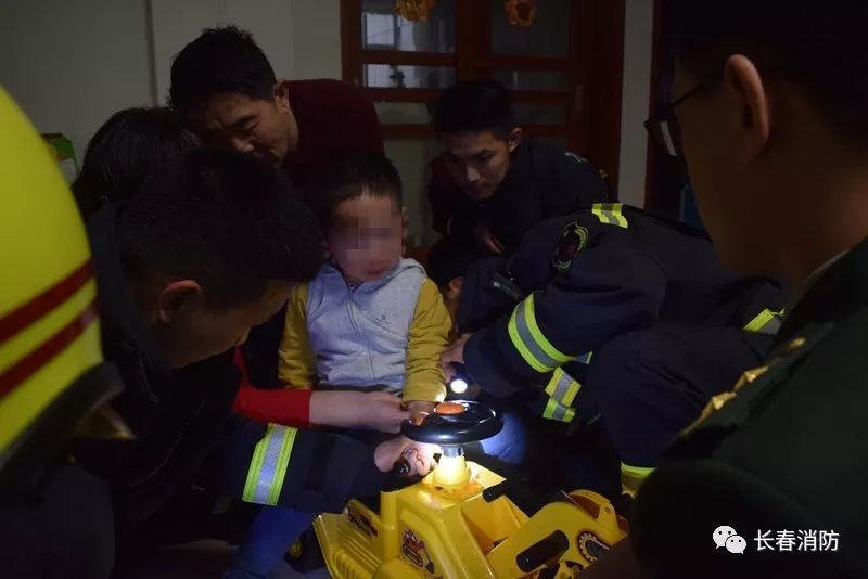 三岁男童玩具车内手指被卡 消防员徒手巧妙救