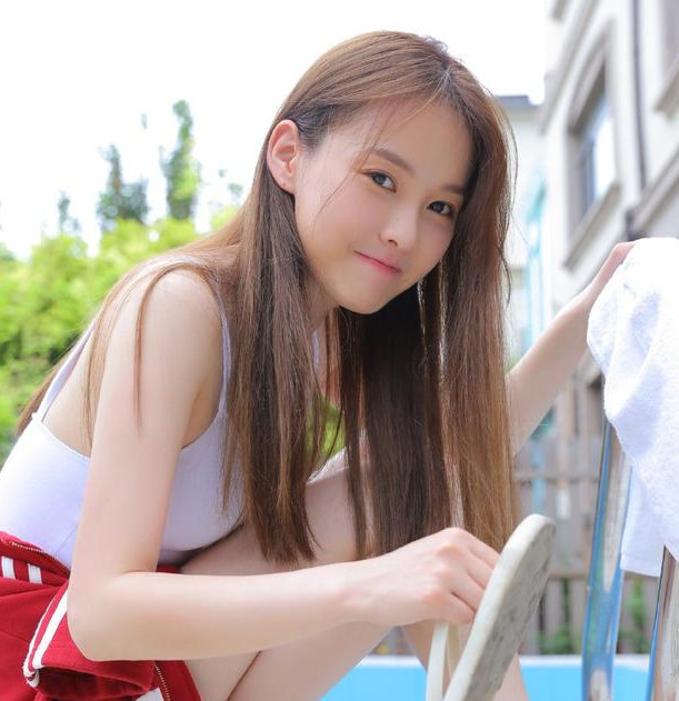 人像摄影:游泳池旁的清纯可爱长发美女写真