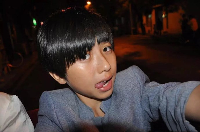 蔡徐坤童年旧照曝光,皮肤黝黑纯路人,变化之大