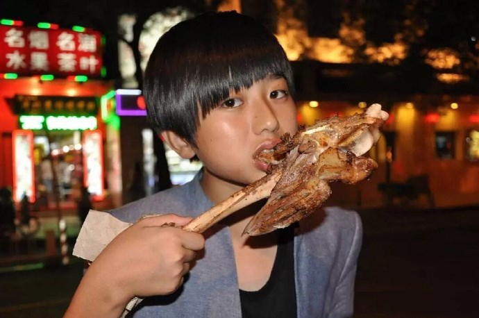 蔡徐坤童年旧照曝光,皮肤黝黑纯路人,变化之大