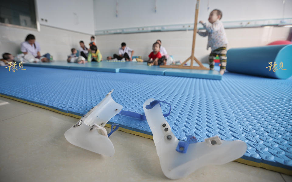 脑瘫患儿:被家人遗弃 扎针如酷刑