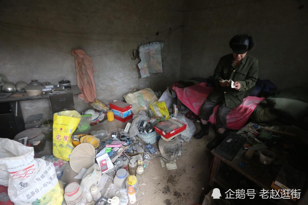 火车头帽子哥捡破烂爱唱港台歌曲 当追星族卖拖拉机买