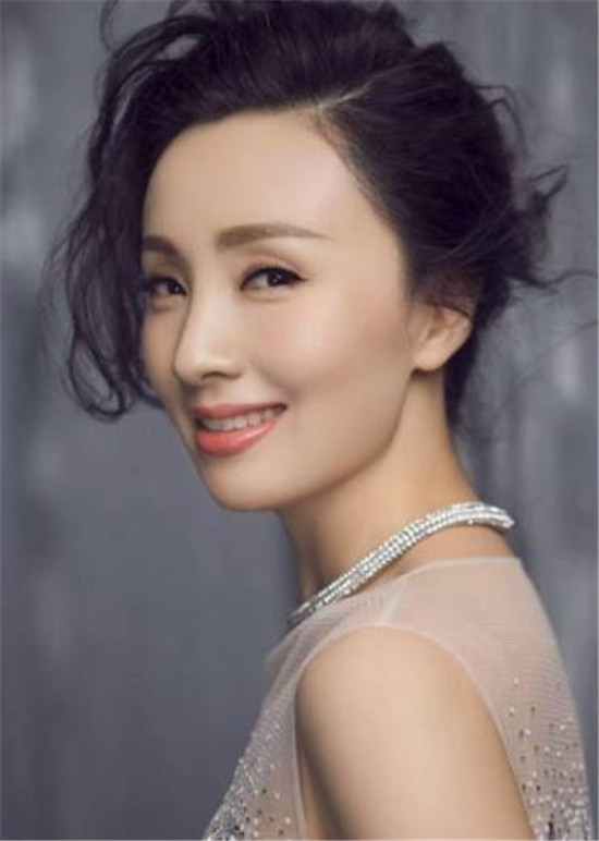 同为46岁女星,张惠妹性感,宁静妩媚,陶虹端庄,只有她活得更美