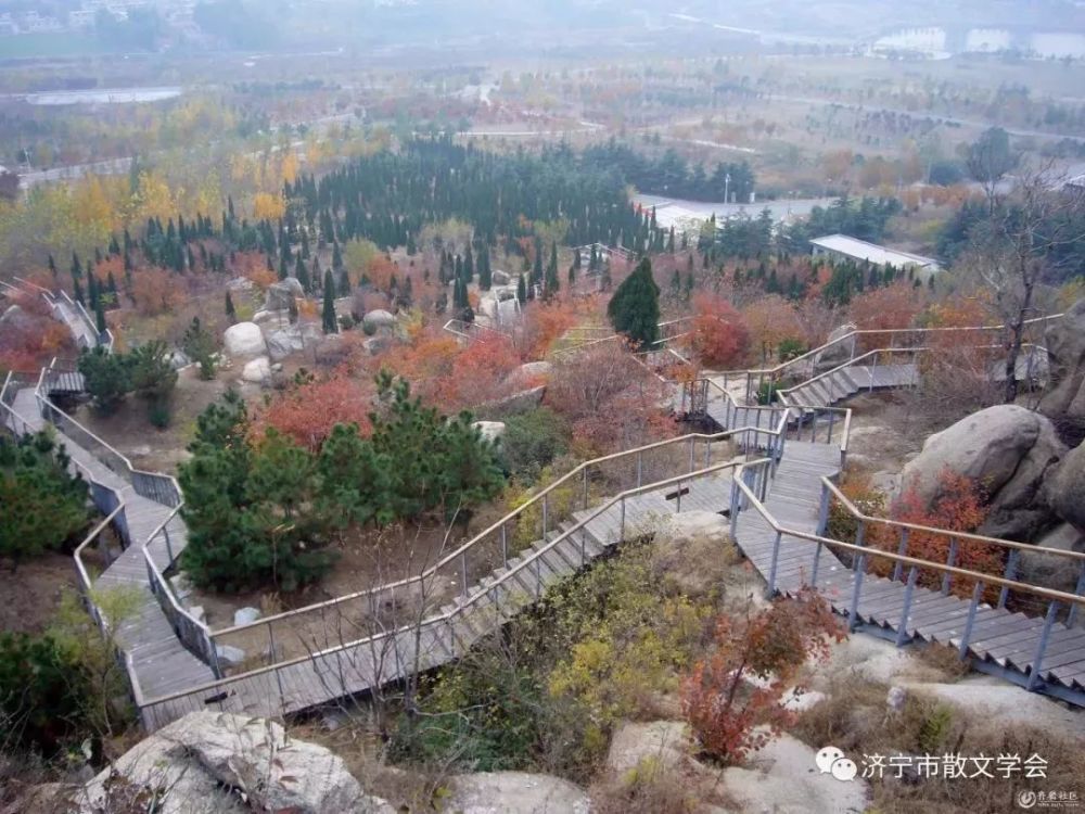 多姿多彩护驾山