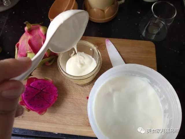 好吃又好看的酸奶思慕雪,做法很简单,店里卖3