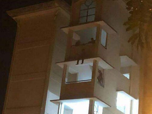 大学生跳楼自杀被一脚踹回,怒骂消防队员太粗