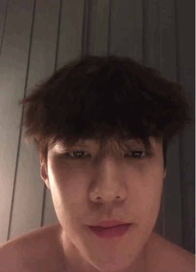 exo吴世勋光膀子直播,脸拉的好长!真有颜任性