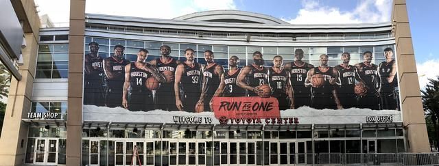 火箭主场立出季后赛全力以赴宣传海报 周琦在