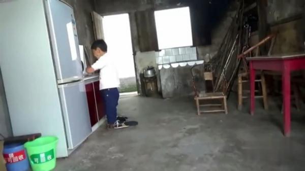 75岁残疾儿子跪行照顾105岁的母亲,平均三个