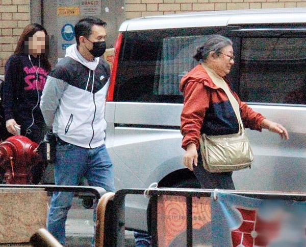 刘德华父母上街买东西,保镖保姆贴身照顾二老!