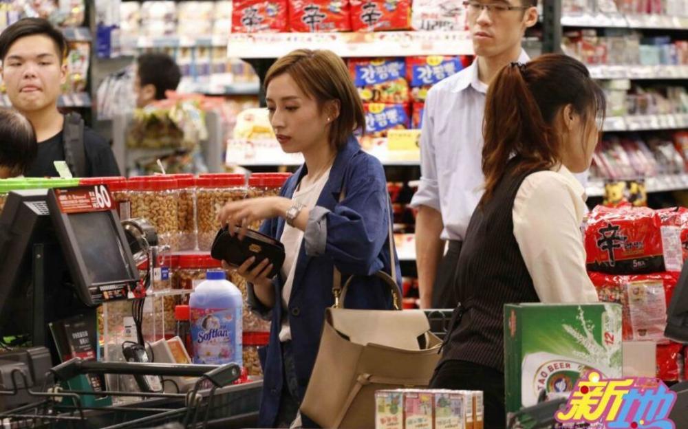 TVB小花逛超市买东西被跟拍,无助理无粉丝包