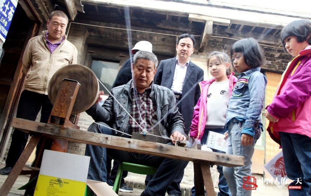 丁村狗妮传承土布绝活_学生时代网触屏版