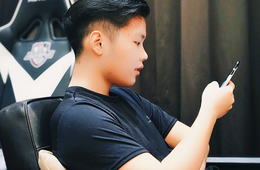 4AM基地里藏了一个帅哥,网友:一直以为韦神最