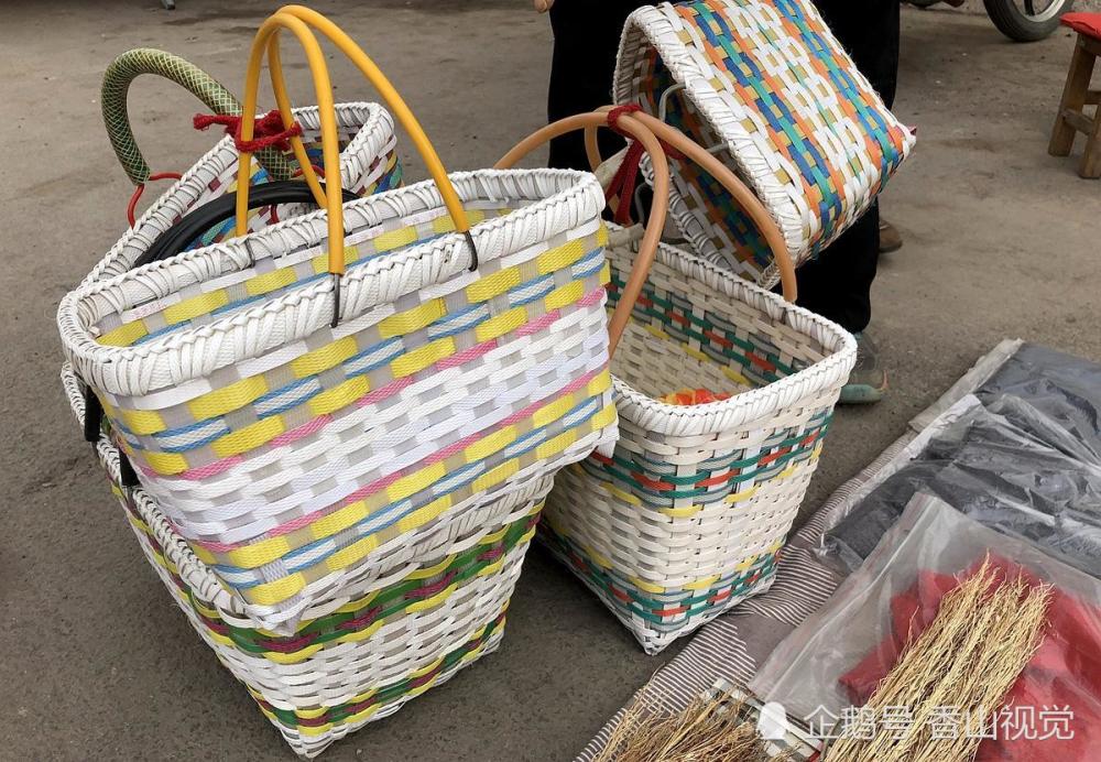 河南老人摆摊不图赚钱 就想和人说说话