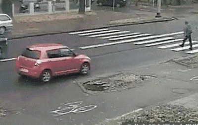 在机动车通过斑马线时也是城市文明交通的重要