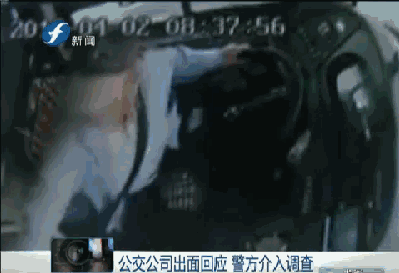 什么仇?什么怨?公交司机和乘客居然从车上打到马路上