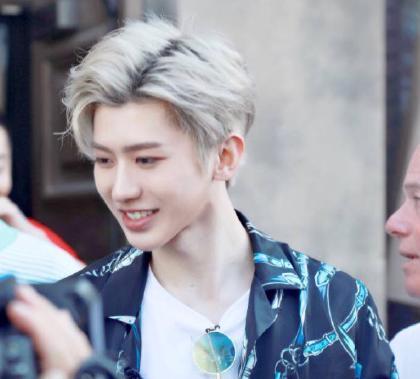 蔡徐坤好友去参加明日之子,惨遭李宇春淘汰,杨