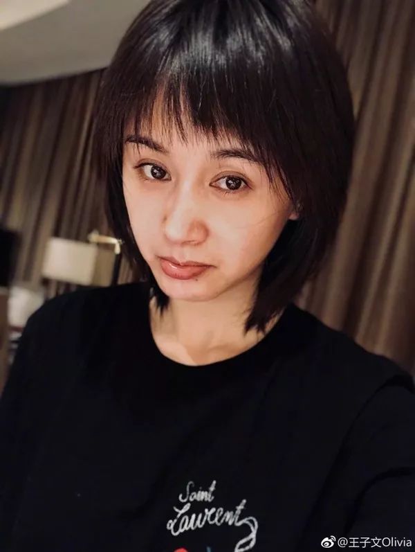 王子文在微博曾经贴出自己早年长发的照片,其实不难看出她发量