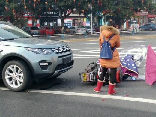 电瓶车与汽车相撞到底责任归谁?这位交警给出