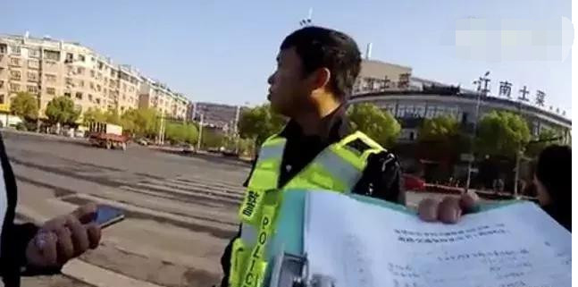 电瓶车与汽车相撞到底责任归谁?这位交警给出