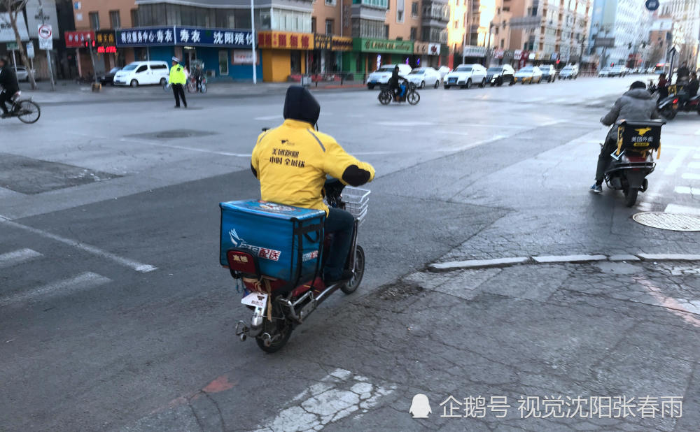 送餐小哥一身送餐装备真是五花抢眼 饿了吗头
