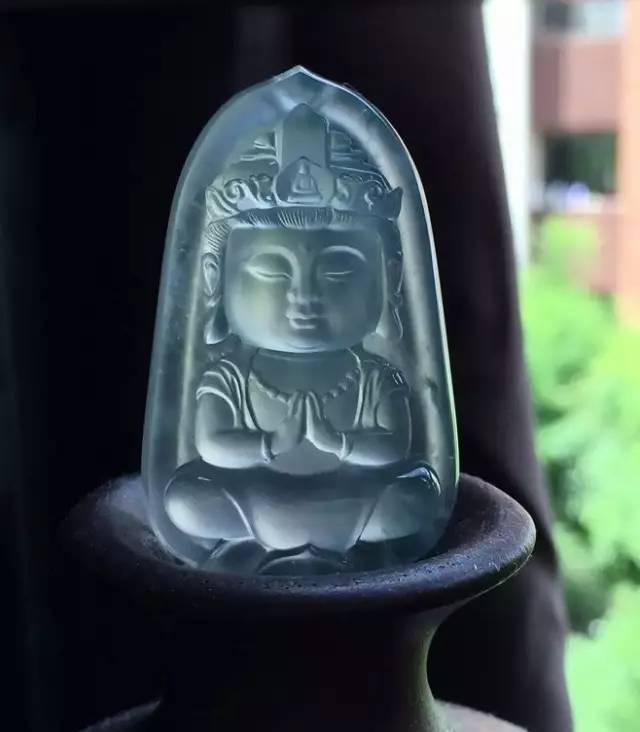 佩戴翡翠玉佛或安置玉佛摆件,都能达到驱邪避灾的目的 吉祥如意——