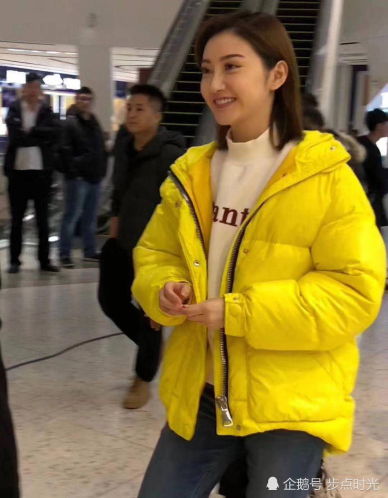 网友地铁偶遇景甜,挺着"大肚子"像个孕妇