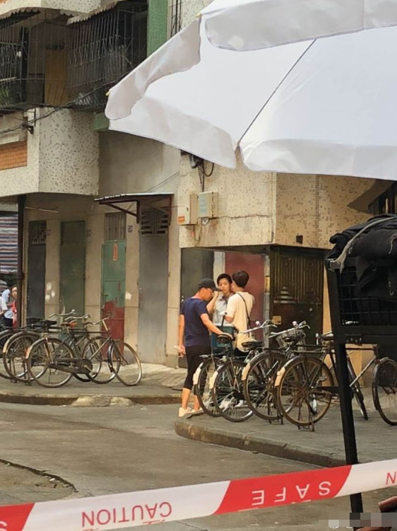 刘涛拍新戏被偶遇 再次挑战年代戏被网友赞:演