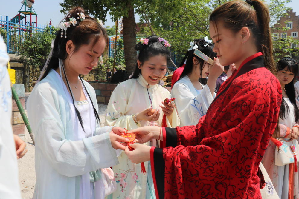 三月三上巳节,杭州汉服爱好者举行祓禊仪式