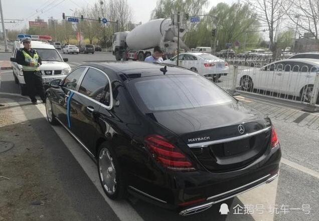 男子驾驶无牌迈巴赫占公交车道,面对交警口出